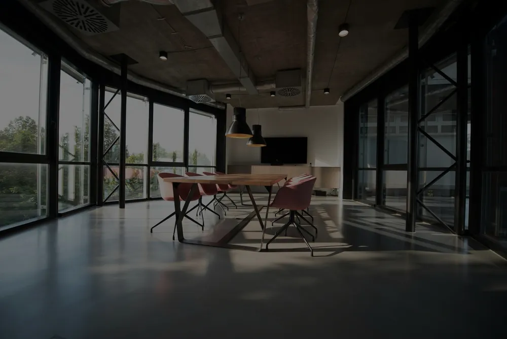 Besprechungsbereich mit Glasfront in einem modernen Büro