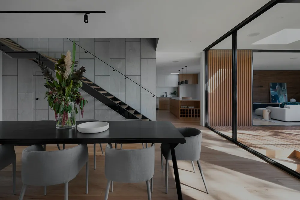 Heller, moderner Wohnraum mit offener Treppe