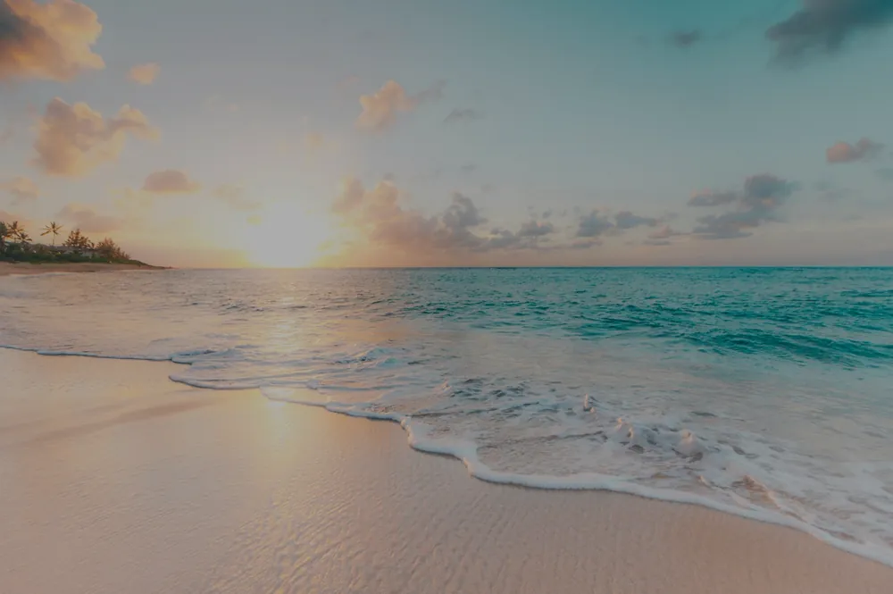 Sonnenuntergang über einem ruhigen Strand
